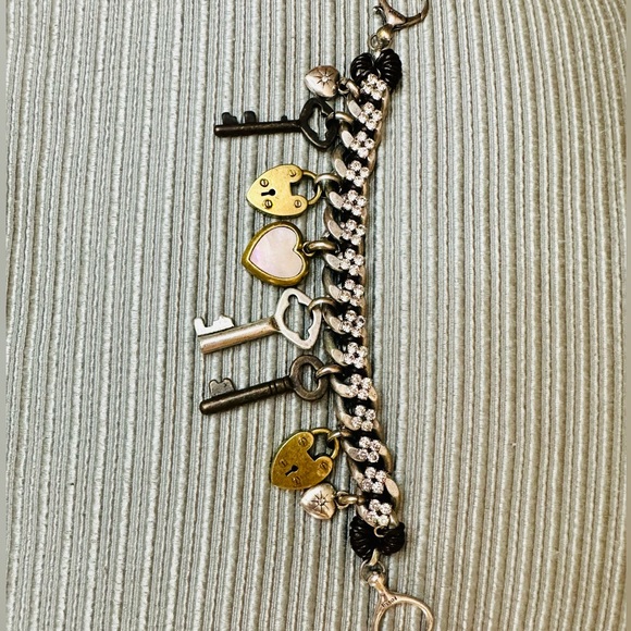 Fossil Brand Pad Lock & Key Charm Bracelet 7-8 inches clasp to clasp - Picture 2 of 11